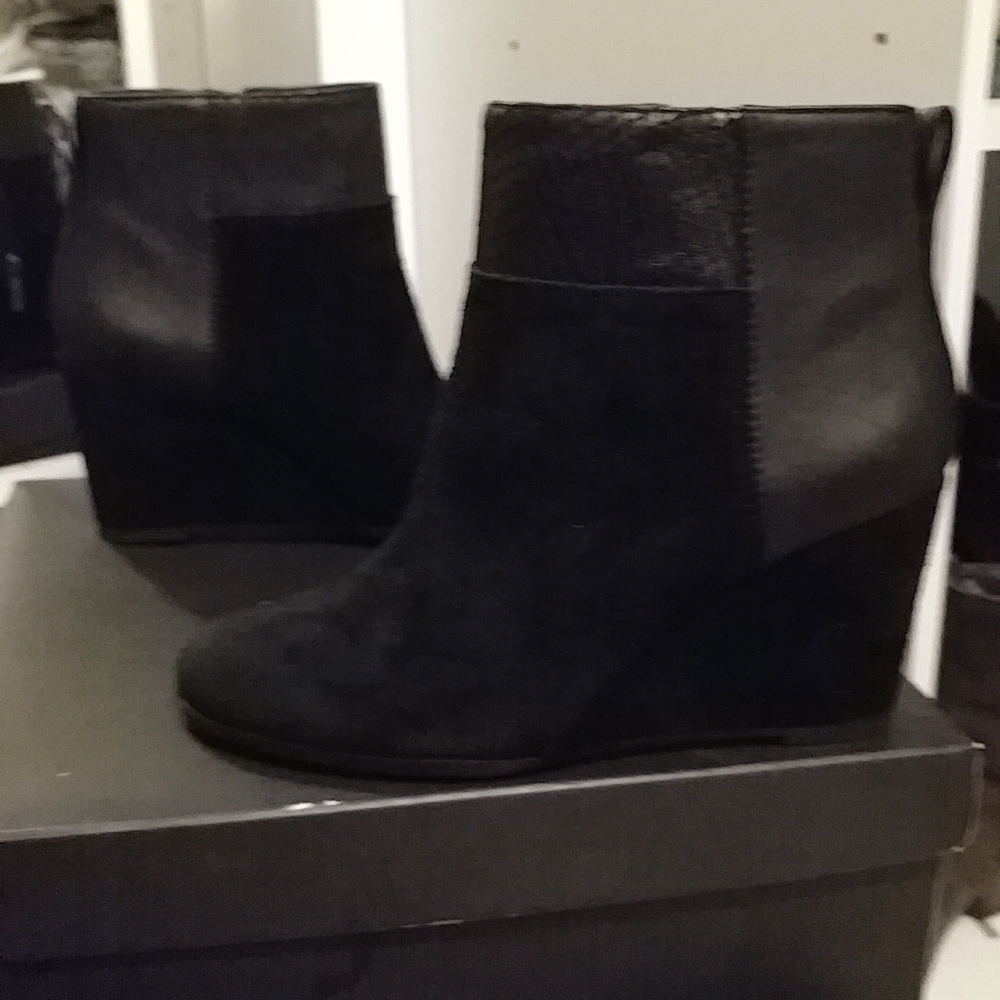 TAHARI black leather boots new in box